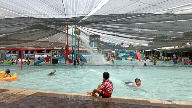 Kolam renang dewasa King Kong Splash